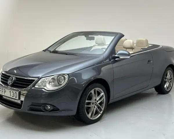 Grå VW Eos cabriolet med beige inredning. Kanske en vw eos cab problem med taket?