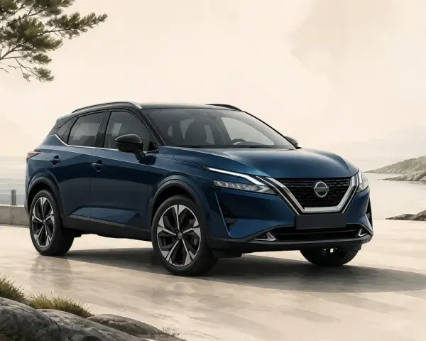 En mörkblå Nissan Qashqai står vid en kust. Inga problem syns med bilen, den ser perfekt ut.