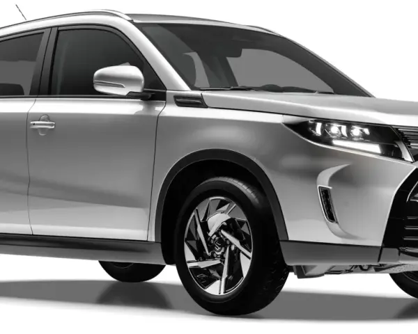 Silver Suzuki Vitara, redo för ett suzuki vitara test. Den har en modern design med skarpa linjer och snygga fälgar.