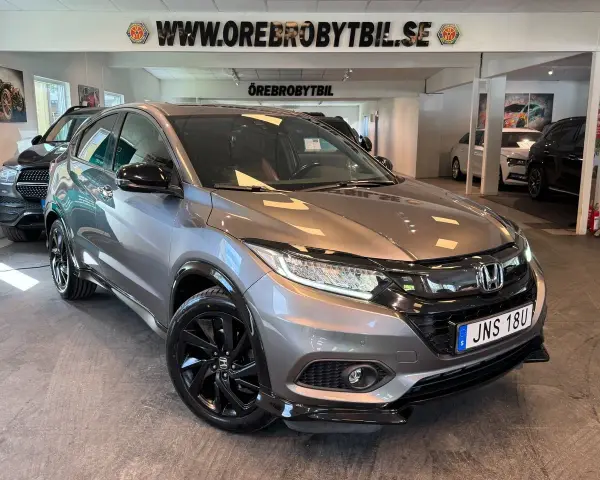 Grå Honda HR-V med svarta fälgar. Inga synliga problem med denna bil, bara en snygg SUV.