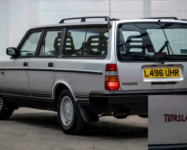 Silver Volvo 245 kombi med Torslanda-märke. En klassisk svensk bil redo för äventyr.
