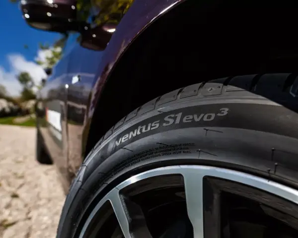 Nära bild på ett Hankook Ventus S1 evo 3 däck på en bil. Däcket är monterat på en snygg fälg.