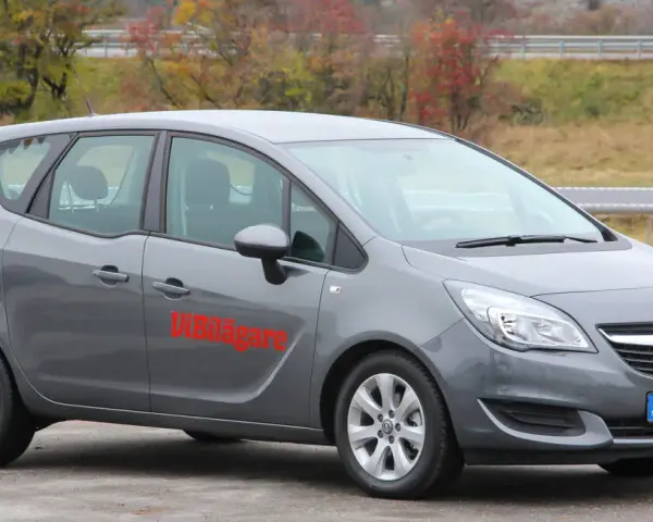 Grå Opel Meriva med texten "Vi Bilägare" på sidan. Kanske en diskussion om opel meriva problemi?