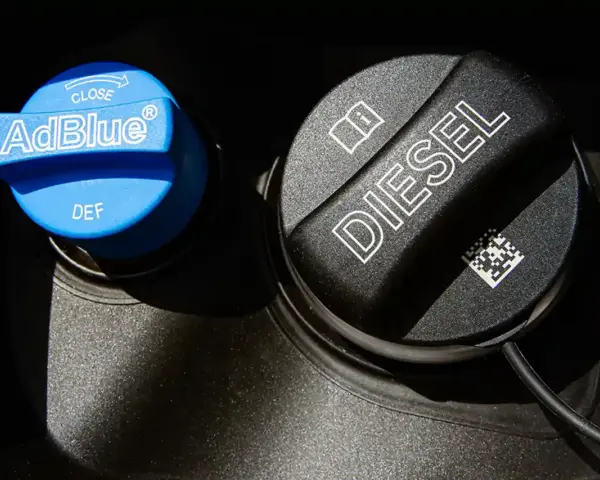 Två tanklock, ett blått för AdBlue och ett svart för diesel. Om adblue lampan slocknar inte, kan det vara dags att fylla på.