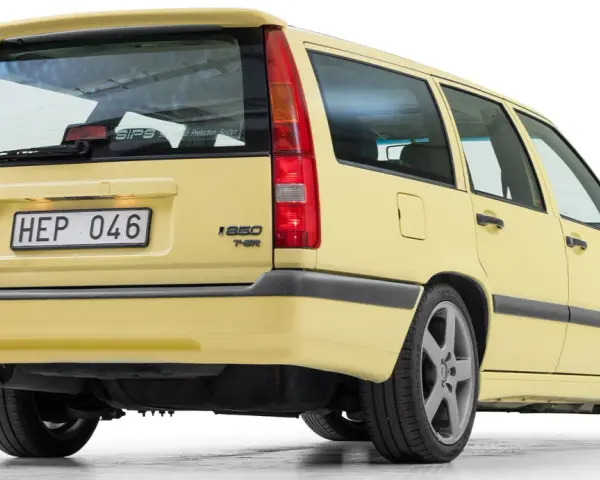 Gul Volvo 850 T-5R kombi. En **varningslampa utropstecken gul** kan lysa på instrumentbrädan, men denna bil är redo för äventyr!