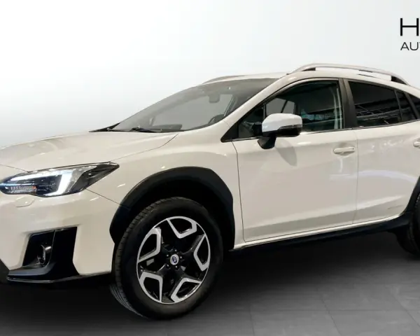 Vit Subaru XV, perfekt för en begagnad biltest. Denna SUV är redo för äventyr.