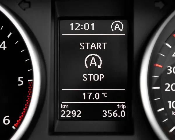 Bilens display visar 12:01, START/STOP-funktion, 17°C och körsträcka. En fel start stopp-situation kan uppstå om systemet inte fungerar som det ska.