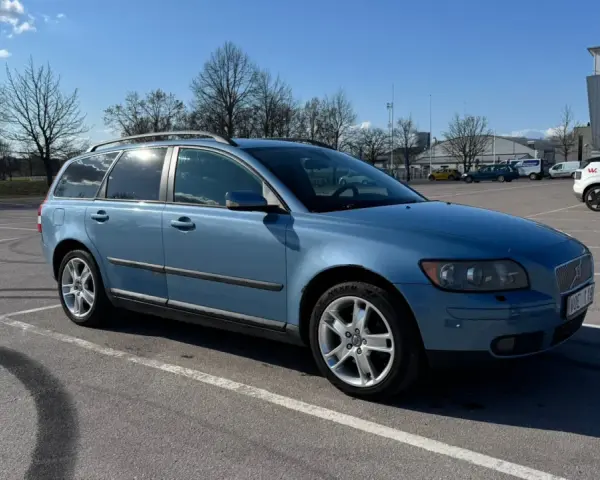 Blå Volvo V50 parkerad på en parkering. Dags att byta hjullager på V50:n.