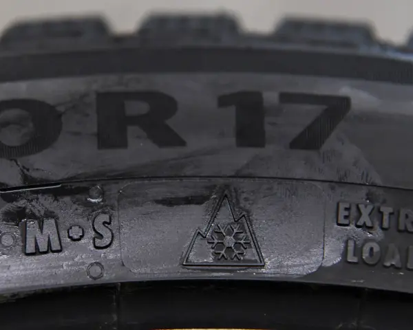 Detaljbild på ett däck med texten "R17", snöflingesymbol och "EXTRA LOAD". Ett bra val för ett kumho wintercraft ice wi32 test.