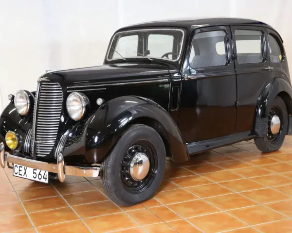Svart Hillman bil från 1940-talet, med kromad grill och runda strålkastare.