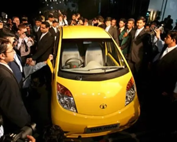En gul Tata Nano visas upp för en folkmassa.