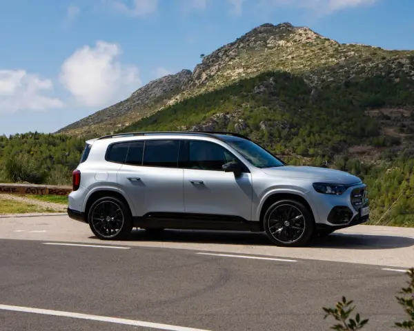 Silver Mercedes GLB på en bergsväg, redo för ett nytt mercedes glb test.