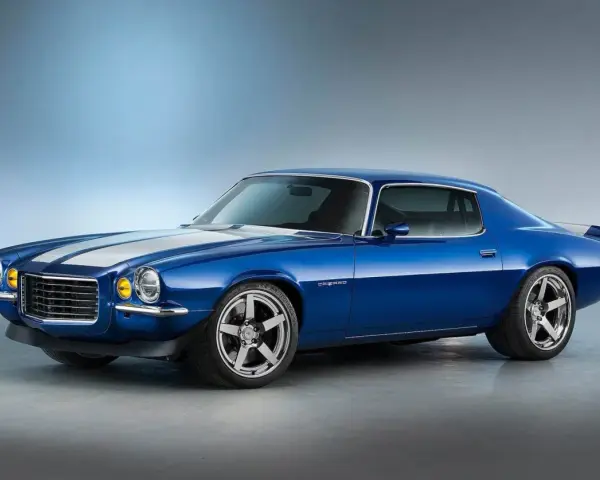 Blå Camaro 1970 med vita ränder, kromade fälgar och en sportig spoiler. En ikonisk muskelbil redo för vägen.