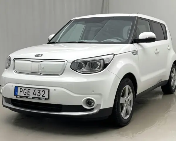 Vit Kia Soul elbil, redo för en provkörning. En perfekt bil för stadskörning.