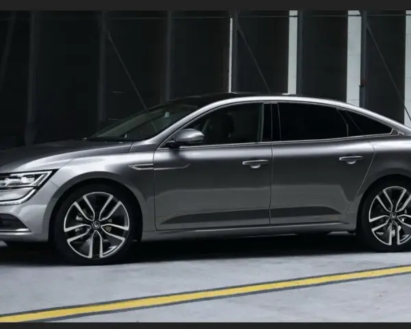 Grå Renault Talisman, en elegant sedan, står parkerad i ett modernt garage. Kanske en diskret hint om ett kommande renault talisman problem?
