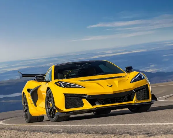 Gul Corvette ZR1 på en bergsväg med vidsträckt utsikt.