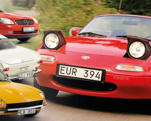 En samling klassiska sportbilar: en röd Mazda Miata, en gul Datsun, en vit Volvo P1800 och en röd Mercedes-Benz.