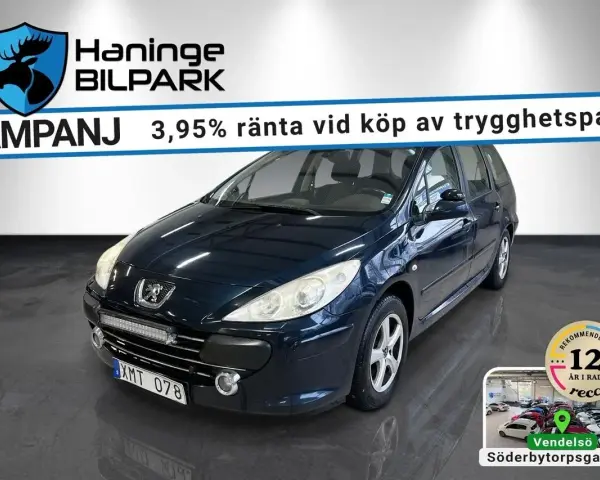 Mörkblå Peugeot 307 kombi, en bil som kan ha vanliga fel, visas på Haninge Bilpark. Kampanj med 3,95% ränta.