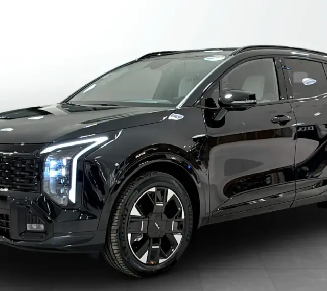 Svart Kia Sportage Plug-in Hybrid redo för testkörning. En modern SUV med distinkt design.