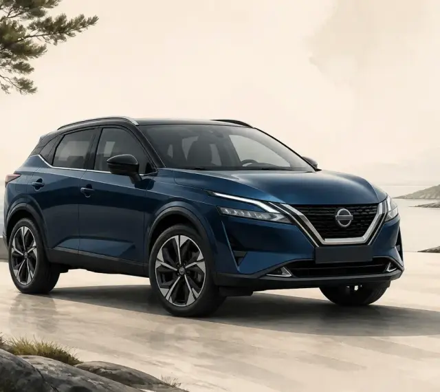 En mörkblå Nissan Qashqai står vid en kust. Inga problem syns med bilen, den ser perfekt ut.