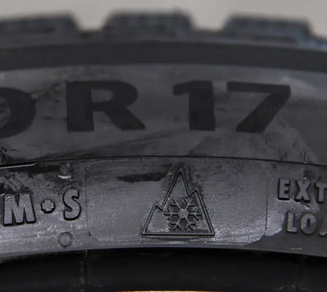 Detaljbild på ett däck med texten "R17", snöflingesymbol och "EXTRA LOAD". Ett bra val för ett kumho wintercraft ice wi32 test.