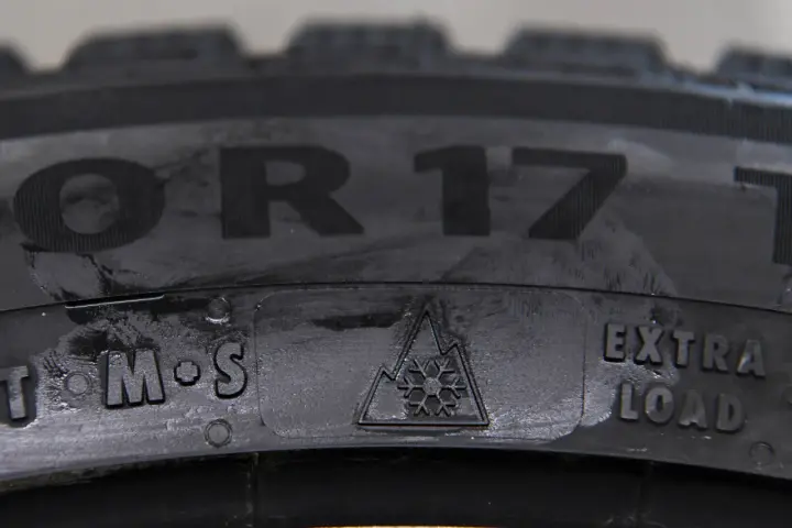 Detaljbild på ett däck med texten "R17", snöflingesymbol och "EXTRA LOAD". Ett bra val för ett kumho wintercraft ice wi32 test.