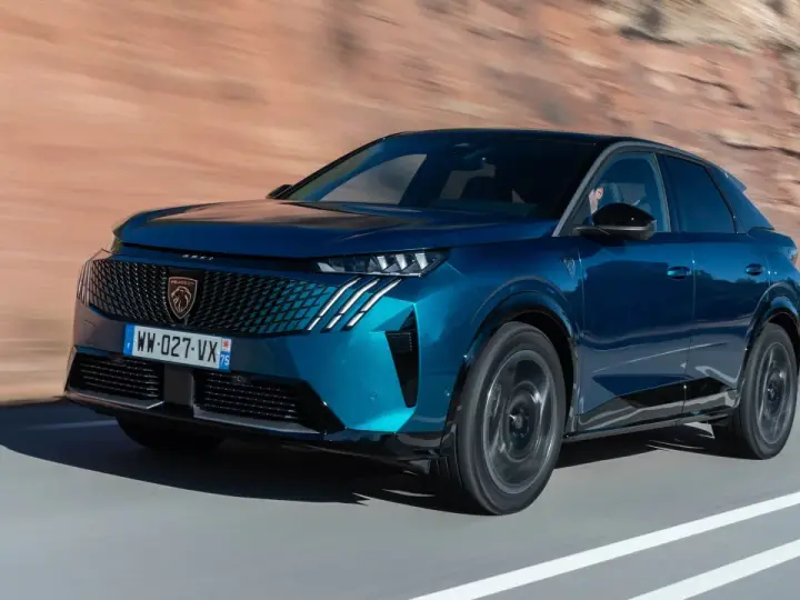 Blå Peugeot 3008 på en väg, redo för ett test. Bilen har en modern design med en distinkt grill och skarpa linjer.