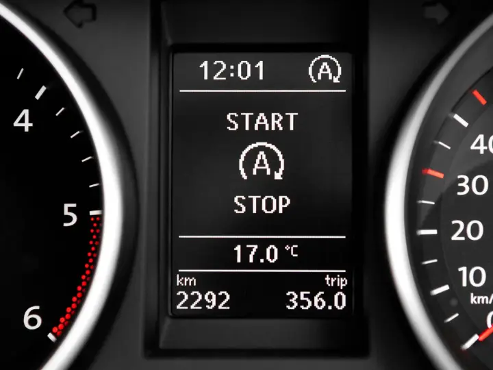 Bilens display visar 12:01, START/STOP-funktion, 17°C och körsträcka. En fel start stopp-situation kan uppstå om systemet inte fungerar som det ska.