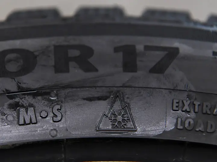 Detaljbild på ett däck med texten "R17", snöflingesymbol och "EXTRA LOAD". Ett bra val för ett kumho wintercraft ice wi32 test.