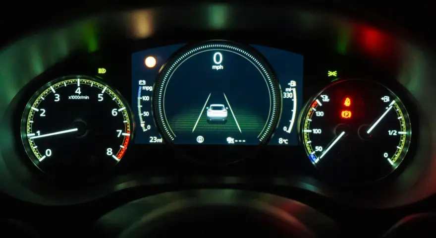 Instrumentpanel visar att epc lampan lyser och bilen hackar. Hastighetsmätaren visar 0 mph.