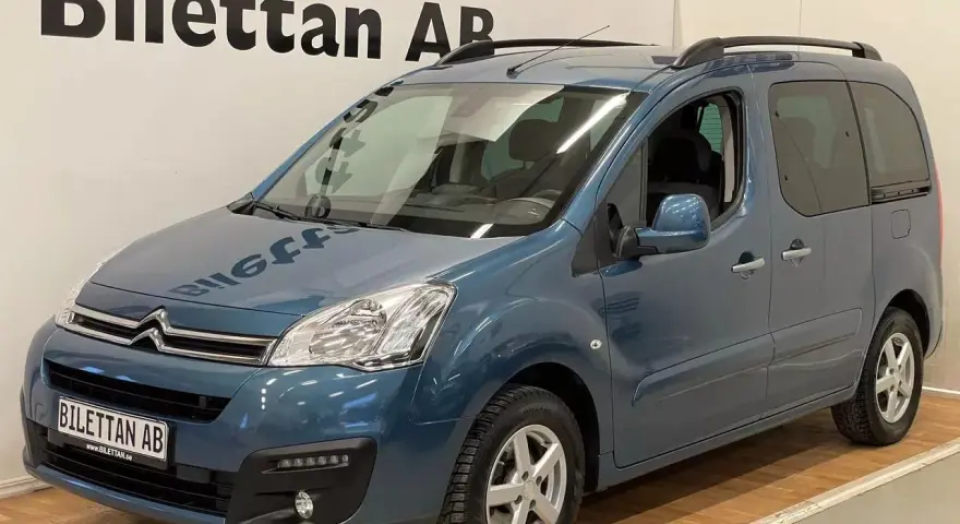 Blå Citroën Berlingo, en praktisk familjebil, står redo för nya äventyr. Inga synliga problem med denna bil.