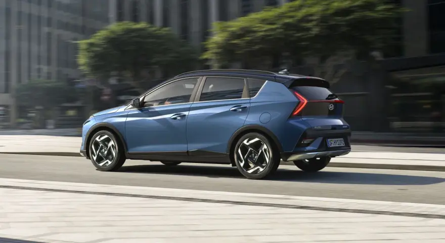 Blå Hyundai Bayon körs på en stadsgata, en perfekt bild för ett hyundai bayon test.