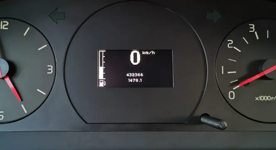 Instrumentpanelen på en Volvo 940 visar 0 km/h, bränslemätare och trippmätare. Inga varningslampor lyser.