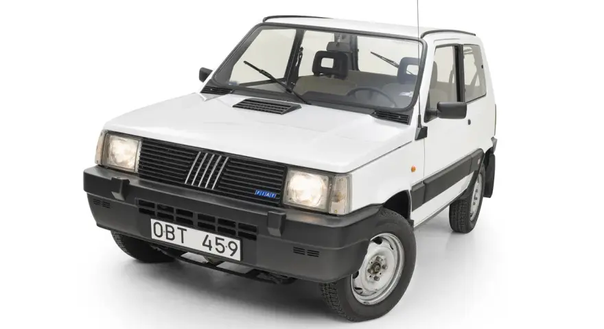 Vit Fiat Panda från 1980, en ikonisk liten bil med sin karaktäristiska design.