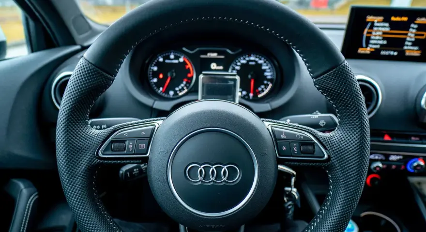 Ratt i Audi A3 med instrumentpanel och skärm. Vanliga fel på Audi A3 kan inkludera problem med elektronik och motor.
