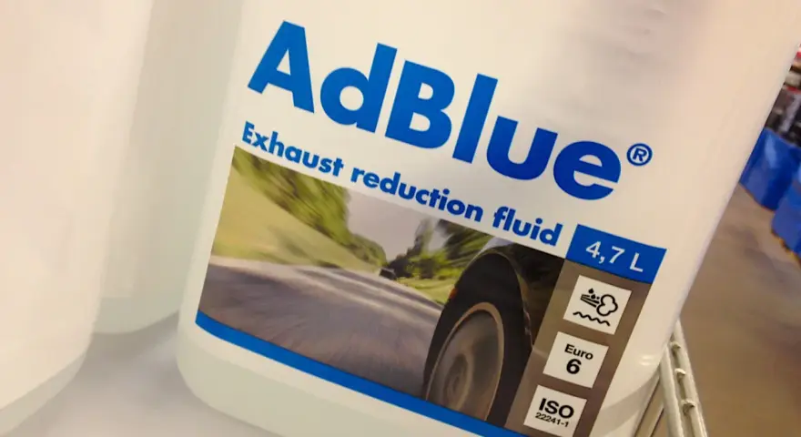 Behåll din bil ren och miljövänlig. Det är dags att fylla på AdBlue för att minska utsläppen.