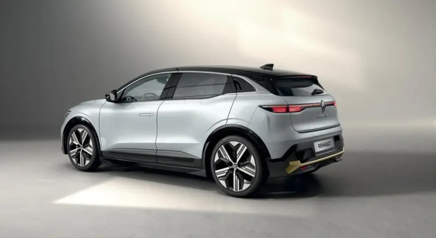 En silverfärgad Renault Mégane E-Tech elbil, sedd bakifrån, redo för ett test.