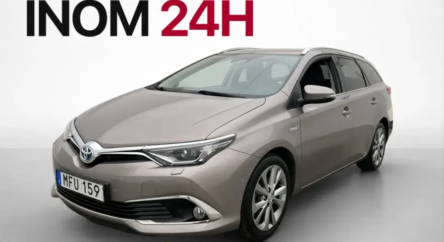 En grå Toyota Auris Hybrid kombi, redo för en testkörning i Sverige. Hemleverans inom 24h.