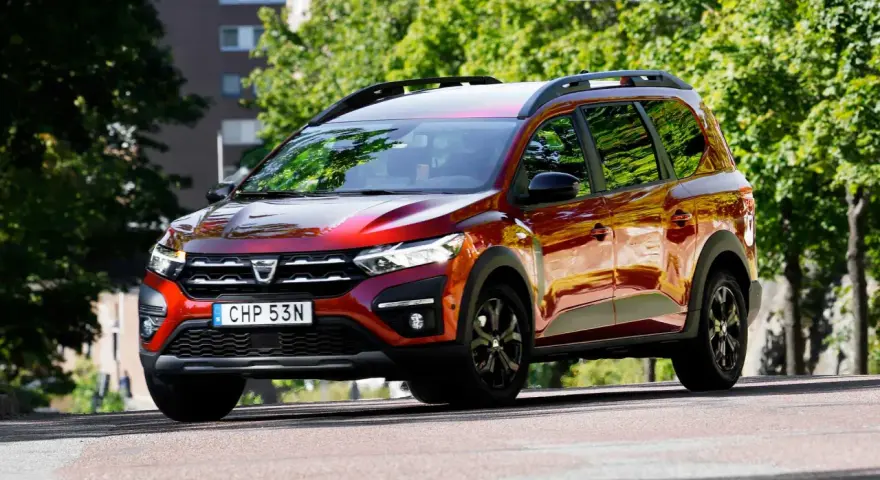 Röd Dacia Jogger på väg, redo för ett nytt dacia jogger test.