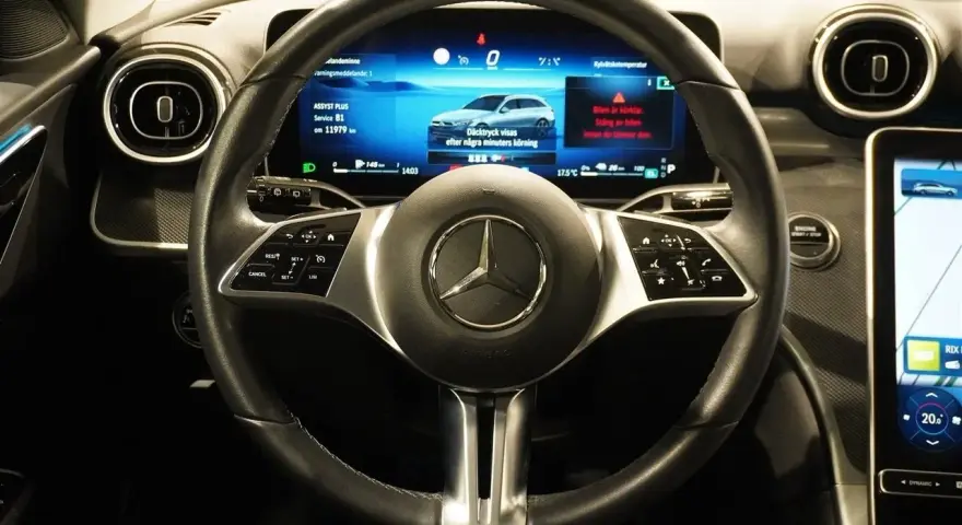 Ratt och instrumentpanel i en Mercedes. Service B1 är nästa service, om 11979 km.