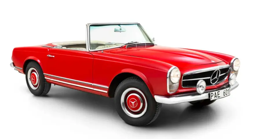 Röd cabriolet, en klassisk Mercedes 230 SL, med kromdetaljer och vit interiör.