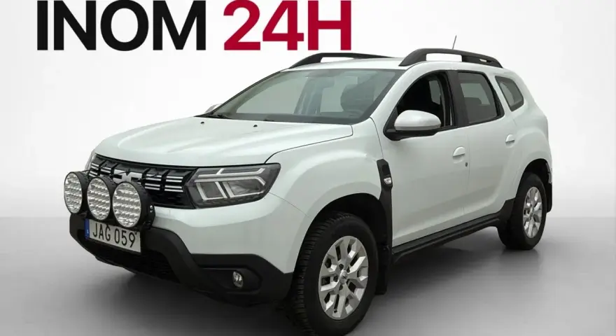 Vit Dacia Duster med extraljus, redo för ett däcktest. Hemleverans inom 24h.