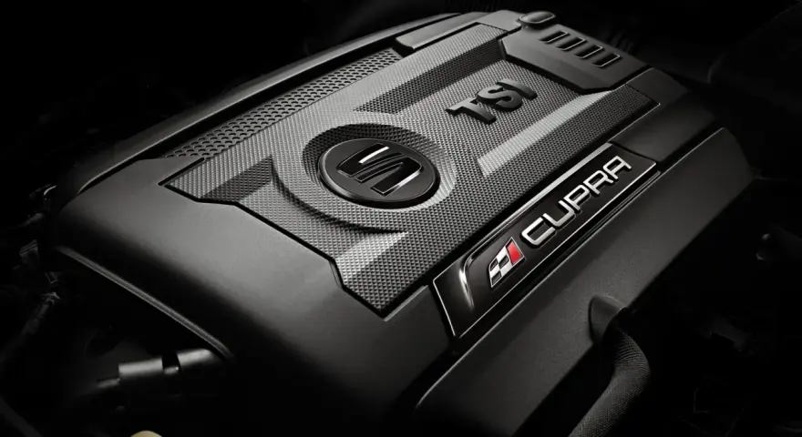 Detaljerad vy av ett modernt tsi motorlock med Cupra-logotypen.