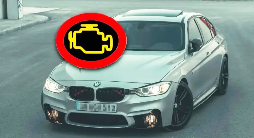 Motorlampan lyser, bilen går ryckigt. En BMW med motorlampan tänd och en varningstriangel som indikerar problem.