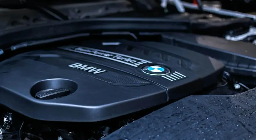 Motorrummet på en BMW med texten "Turbo" och BMW-loggan. Kylare bil.