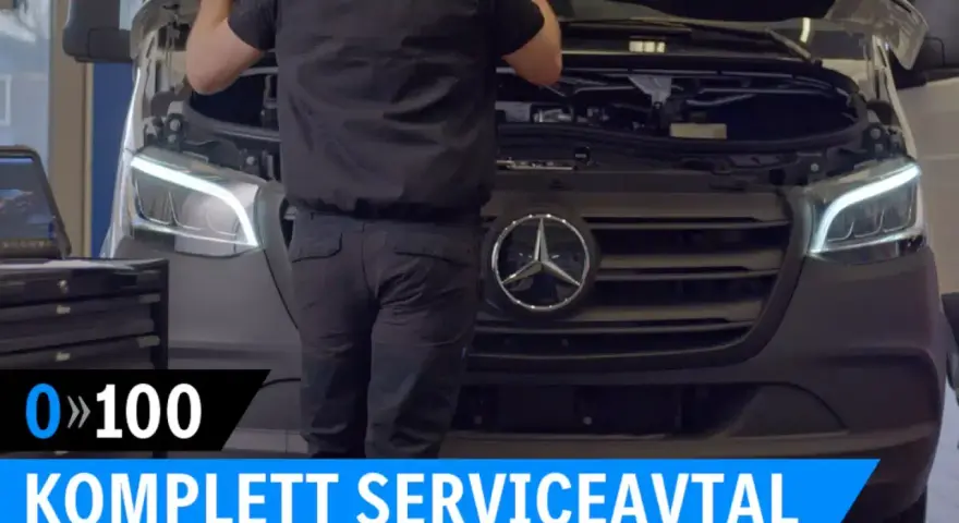 Mekaniker inspekterar motorutrymmet på en Mercedes-Benz skåpbil. Texten "KOMPLETT SERVICEAVTAL" antyder att detta är en del av deras serviceerbjudande.