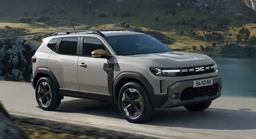 En ny Dacia Duster på en grusväg med berg och sjö i bakgrunden. Perfekt för ett dacia duster test i naturen.