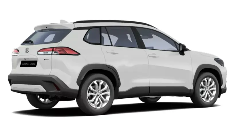 Vit Toyota Corolla Cross, redo för ett test. Denna SUV kombinerar stil med praktiskhet.