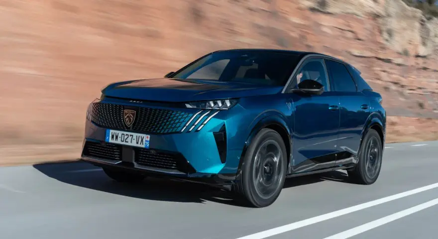 Blå Peugeot 3008 på en väg, redo för ett test. Bilen har en modern design med en distinkt grill och skarpa linjer.