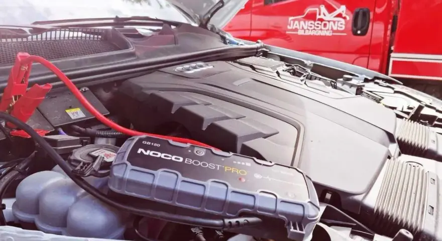 Bil startar inte kallt ute. Startkablar kopplade till batteriet med en NOCO BOOST PRO-enhet.